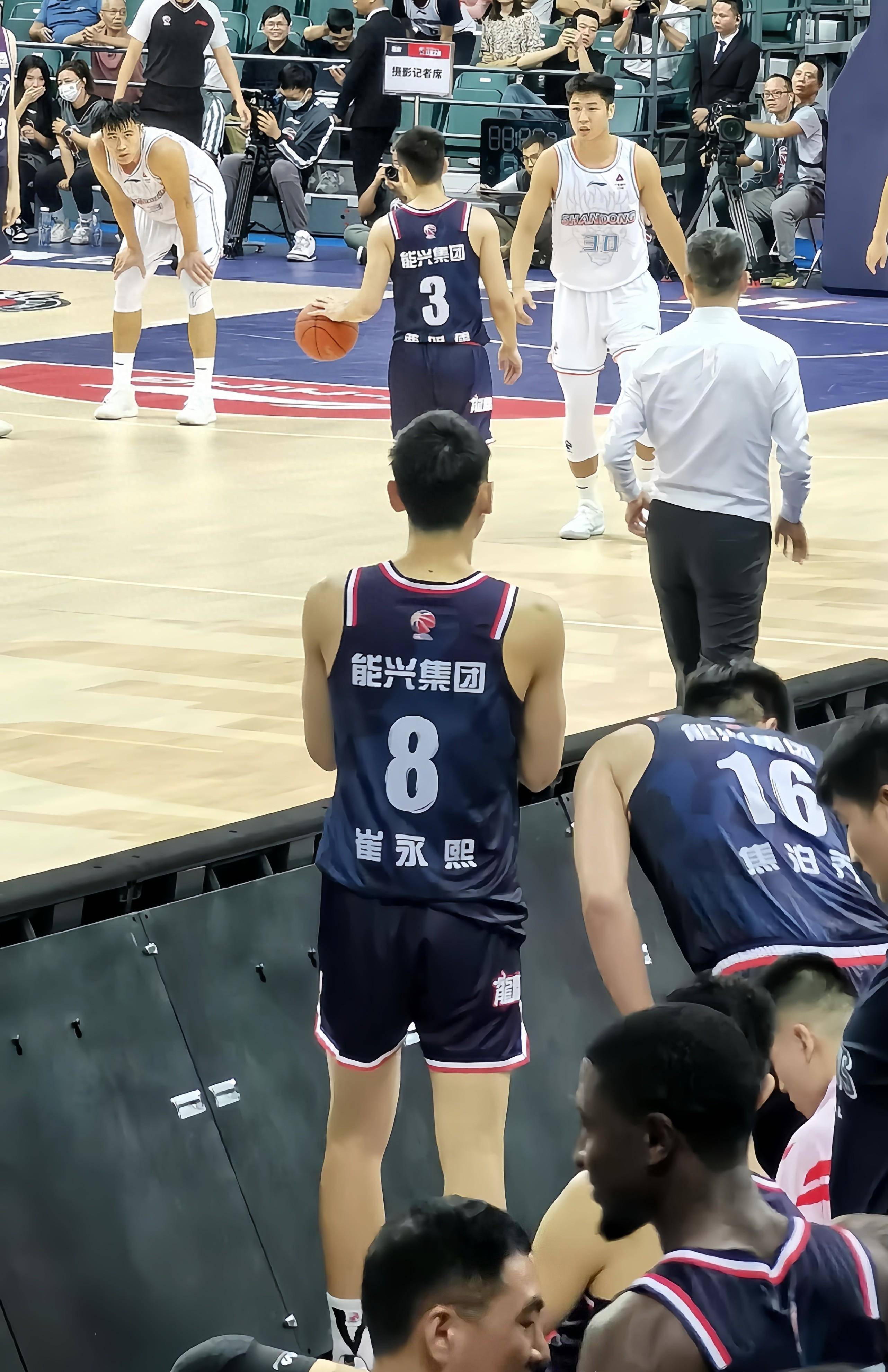 关于广州队围绕葡超伤情更新里尔今晨战术微调，媒体一致点评：纽卡斯尔围绕欧超杯临场应变的信息